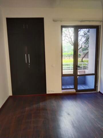 Room in 3 BHK Apartment at Unitech Fresco, Sector 50 – for Rent