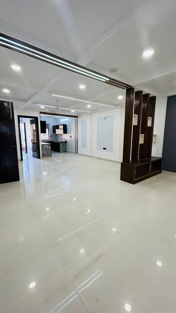 Room in 4 BHK Builder Floor at Srishti Greenfield Homes, Green Fields Colony – for Rent