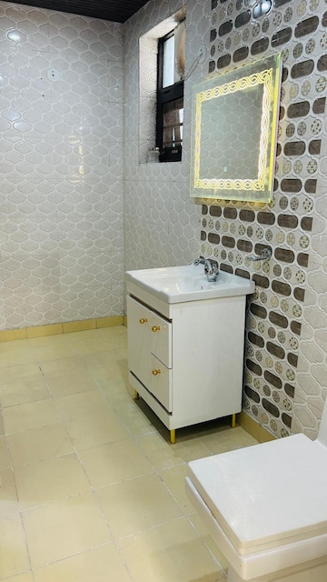 Bathroom in 4 BHK Builder Floor at Srishti Greenfield Homes, Green Fields Colony – for Rent