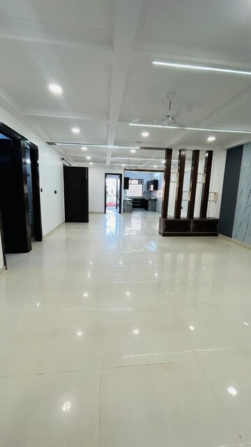 Room in 4 BHK Builder Floor at Srishti Greenfield Homes, Green Fields Colony – for Rent