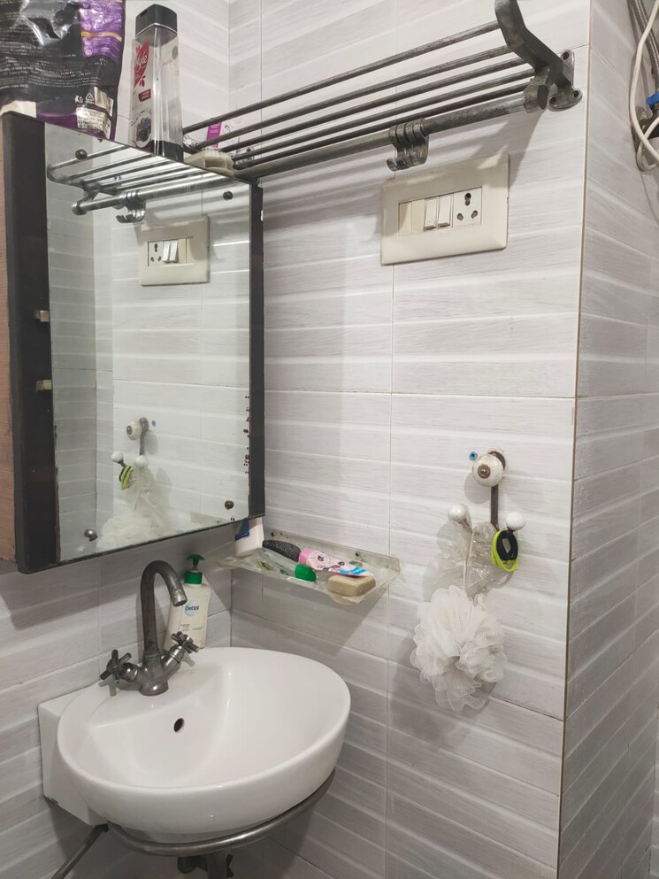 Bathroom, akash-kunj-apartments 3 Bedroom 1200 Sq.Ft. Apartment In Rohini Sector 9 Delhi 8828650