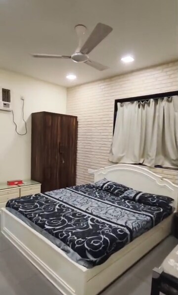 Bedroom in 3 BHK Apartment at Fateh Manzil Grannt Road, Grant Road – for Rent