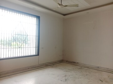 Room in 4 BHK Builder Floor at Sector 37 – for Sale