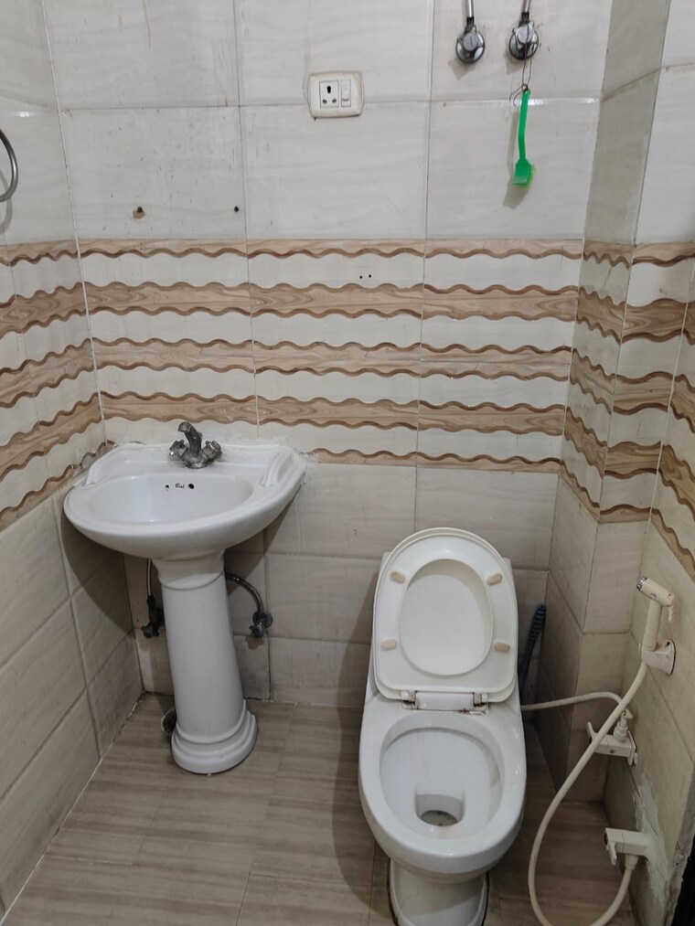 Bathroom, sector 37 3 Bedroom 1800 Sq.Ft. Builder Floor In Sector 37 Faridabad 8828900