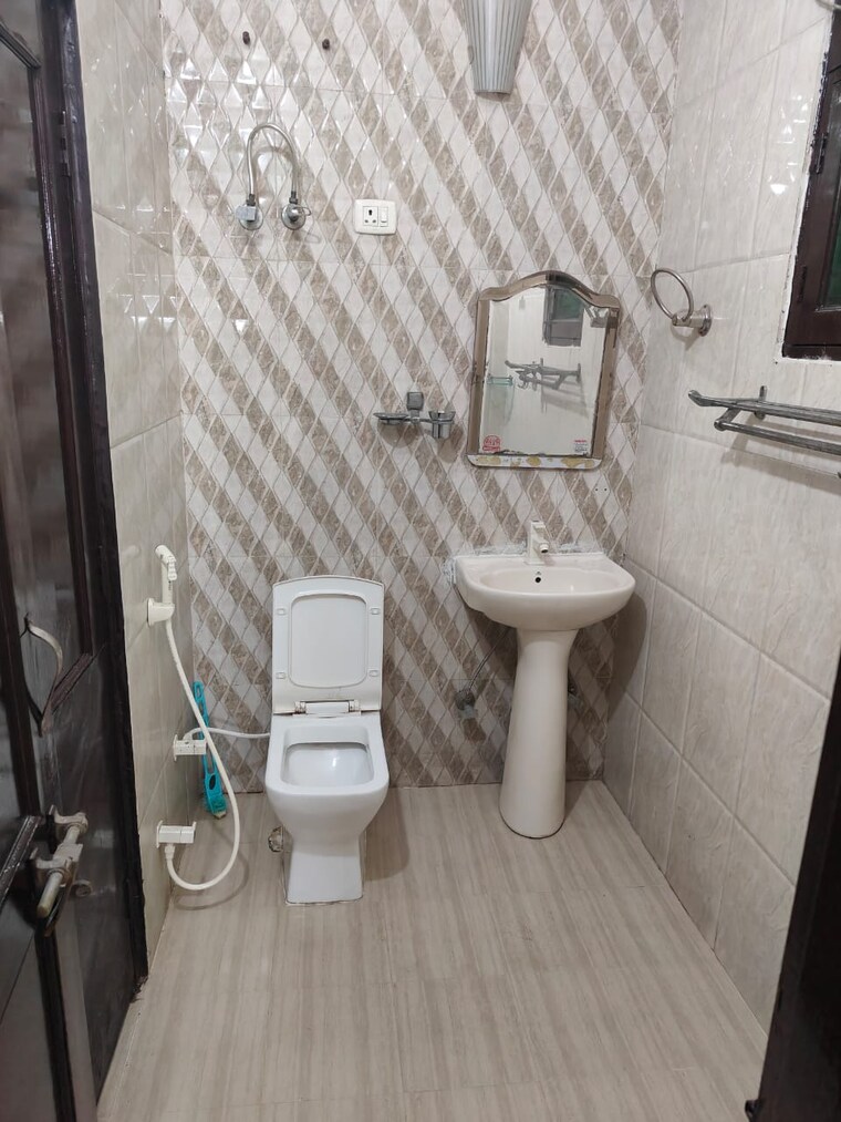 Bathroom, sector 37 3 Bedroom 1800 Sq.Ft. Builder Floor In Sector 37 Faridabad 8828900