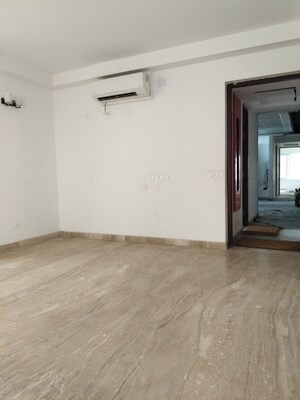 Room in 2.5 BHK Apartment at Kashish Manor One, Sector 111 – for Sale