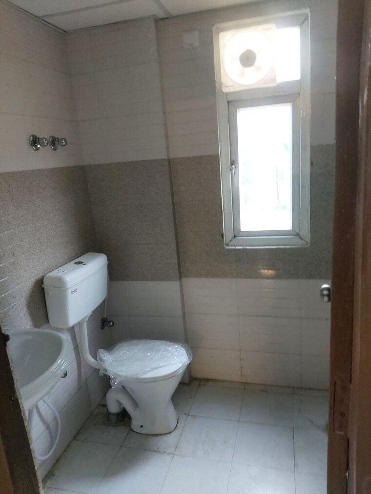 Bathroom, signature-orchard-avenue-2 2 Bedroom 617 Sq.Ft. Apartment In Sector 93 Gurgaon 8828934