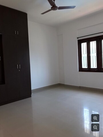 Room in 2 BHK Builder Floor at Silver Corner, Rt Nagar – for Rent