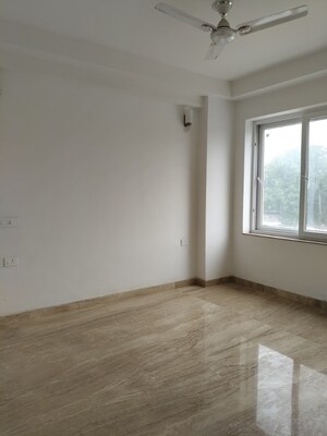 Room in 2.5 BHK Apartment at Kashish Manor One, Sector 111 – for Sale