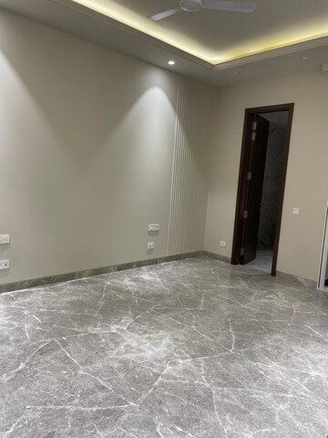 Room in 4 BHK Apartment at Greater Kailash I – for Rent