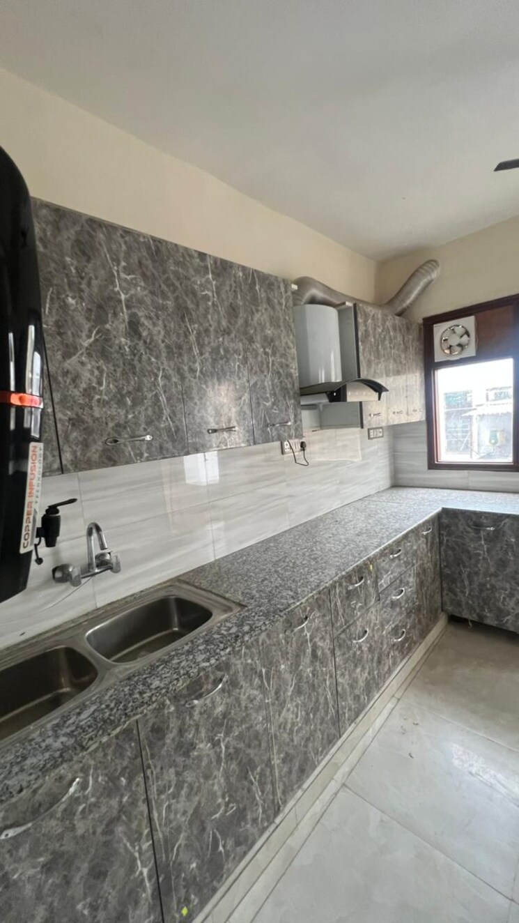  Parking, east of kailash 3 Bedroom 1125 Sq.Ft. Builder Floor In East Of Kailash Delhi 8829114