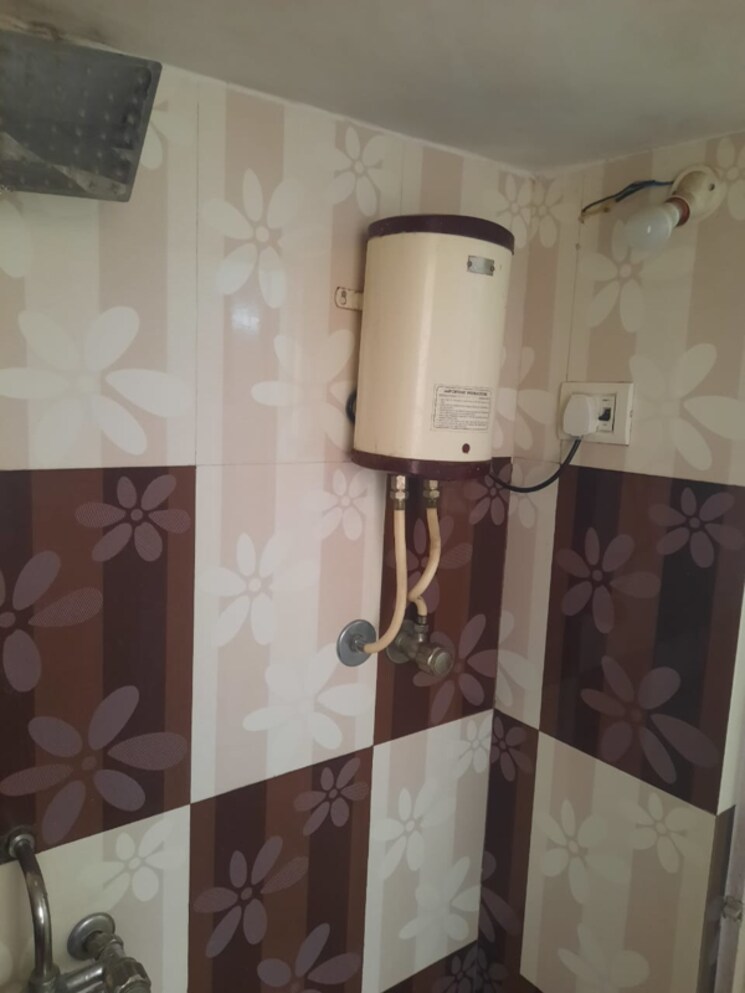 Bathroom, himgiri-lokupvan-phase-ii-chs-ltd 1 Bedroom 565 Sq.Ft. Apartment In Mhada Colony Thane 8829165