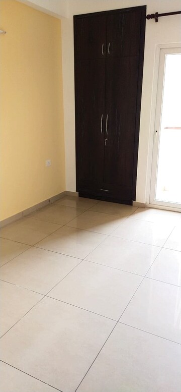 Room in 3 BHK Apartment at Gulshan Vivante, Sector 137 – for Sale
