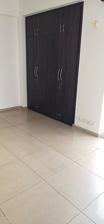 Room in 3 BHK Apartment at Gulshan Vivante, Sector 137 – for Sale