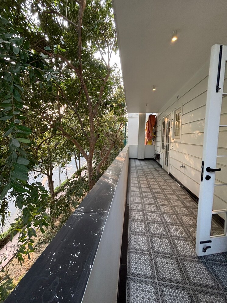 Balcony, malibu-shopping-arcade 4 Bedroom 435 Sq.Yd. Builder Floor In Sector 47 Gurgaon 8829222