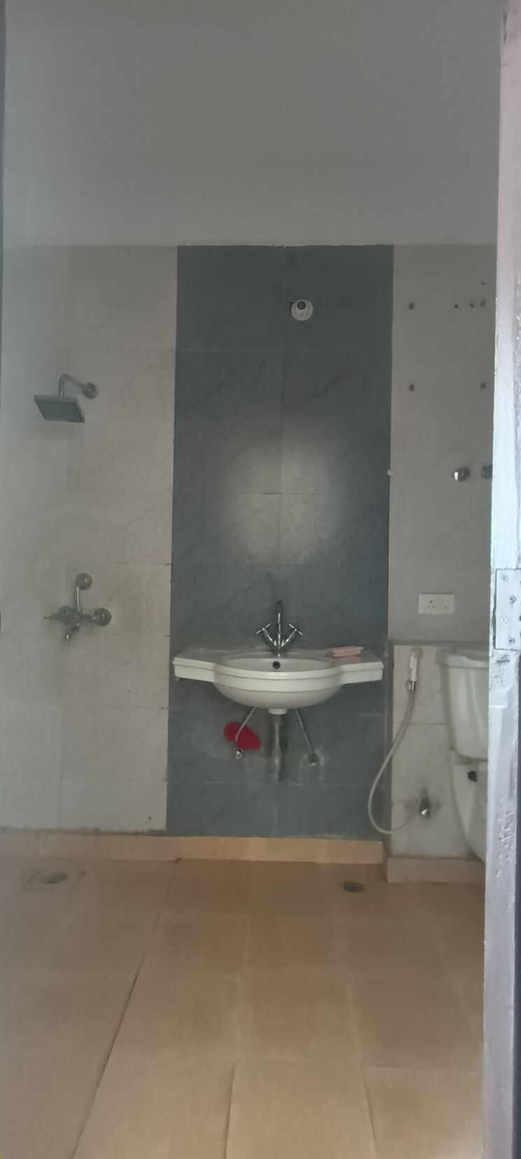 Bathroom, ramprastha-pearl-court 3 Bedroom 1470 Sq.Ft. Apartment In Vaishali Sector 7 Ghaziabad 8829247
