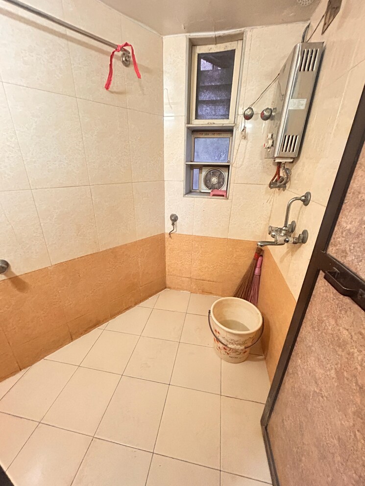 Bathroom, jay-prakash-nagar-chs 1.5 Bedroom 700 Sq.Ft. Apartment In Vidyavihar East Mumbai 8829318