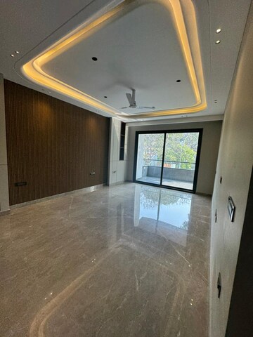 Room in 4 BHK Builder Floor at Malibu Shopping Arcade, Sector 47 – for Sale