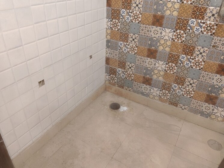 Bathroom, govindpuri 3 Bedroom 901 Sq.Ft. Builder Floor In Govindpuri Delhi 8829407