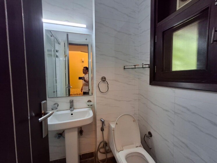 Bathroom, chittaranjan park 3 Bedroom 1400 Sq.Ft. Builder Floor In Chittaranjan Park Delhi 8829498