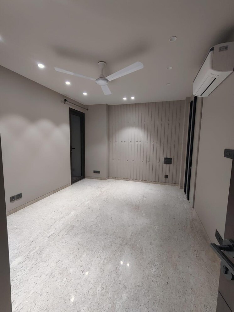 Room, safdarjung development area 3 Bedroom 265 Sq.Yd. Builder Floor In Safdarjung Development Area Delhi 8829479