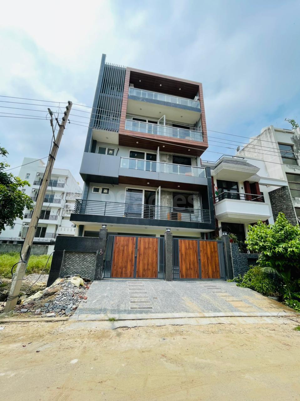 3 BHK + Pooja Room,Servant Room Builder Floor For Rent in SectoR-26a