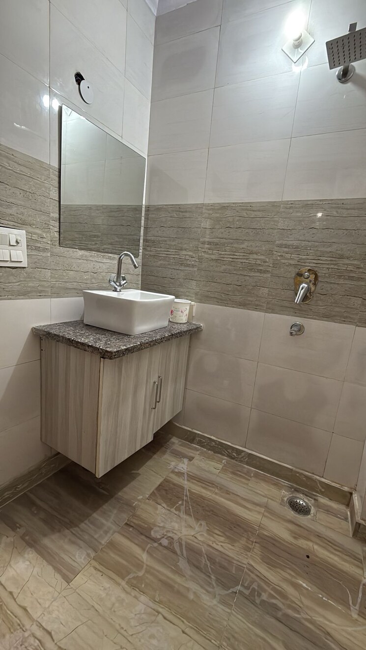 Bathroom, patel nagar Pg For Girls In Patel Nagar 8829674