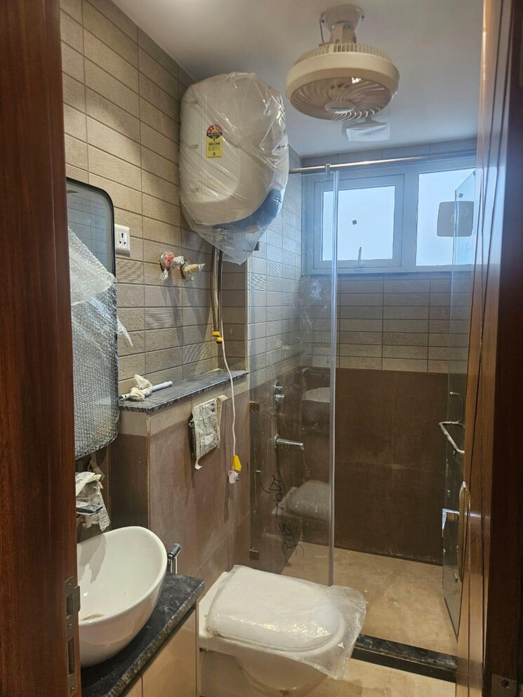 Bathroom, kalkaji 2 Bedroom 1000 Sq.Ft. Builder Floor In Kalkaji Delhi 8829708