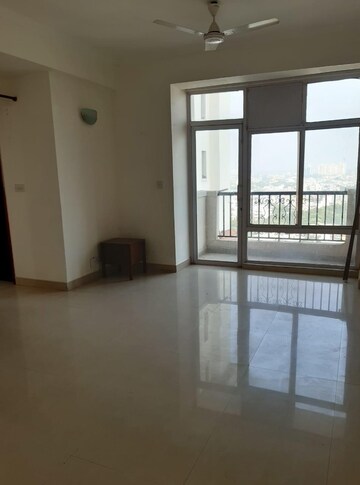 Room in 2 BHK Apartment at DLF Silver Oaks, Sector 26 – for Sale