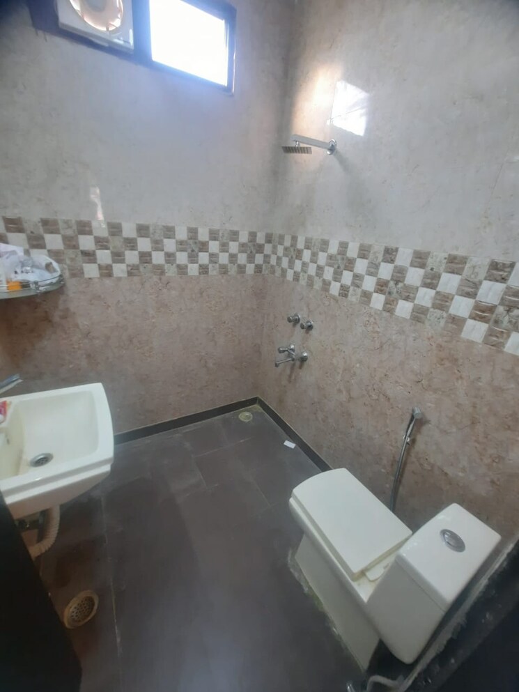 Bathroom, malviya nagar 1 Bedroom 800 Sq.Ft. Builder Floor In Malviya Nagar Delhi 8829893
