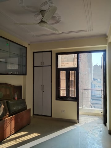 Room in 2 BHK Builder Floor at Thakurpukur – for Sale
