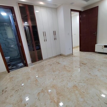 Room in 3 BHK Builder Floor at Unitech South City 1, South City 1 – for Sale