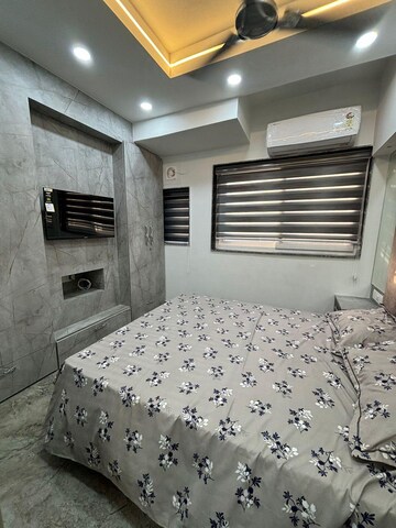 Parking in 1.5 BHK Apartment at DLF One Midtown, Moti Nagar – for Rent