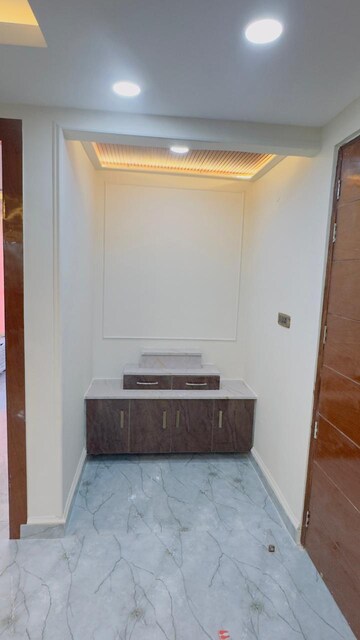 Furnished Amenities in 3 BHK Builder Floor at Jakhan – for Rent
