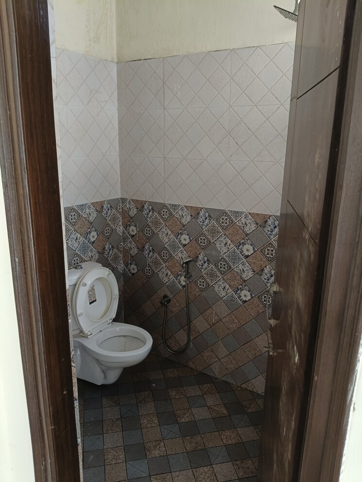 Bathroom, guru-nanak-enclave 3 Bedroom 1150 Sq.Ft. Builder Floor In Dhakoli Zirakpur 8830395