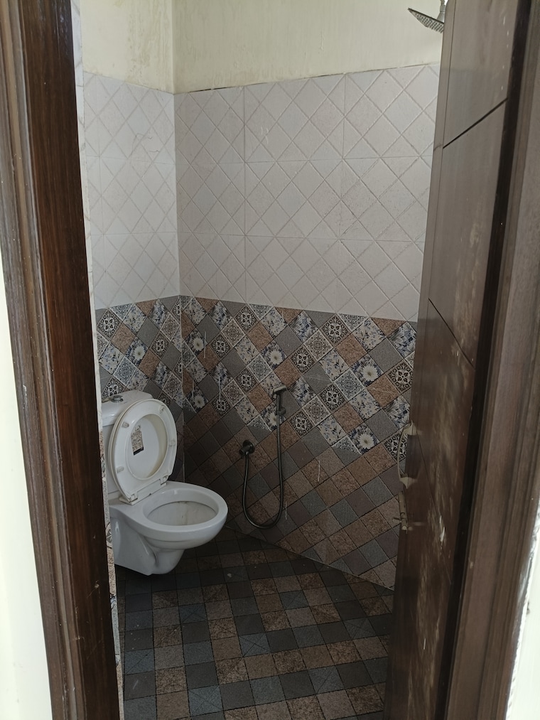 Bathroom, guru-nanak-enclave 3 Bedroom 1150 Sq.Ft. Builder Floor In Dhakoli Zirakpur 8830395