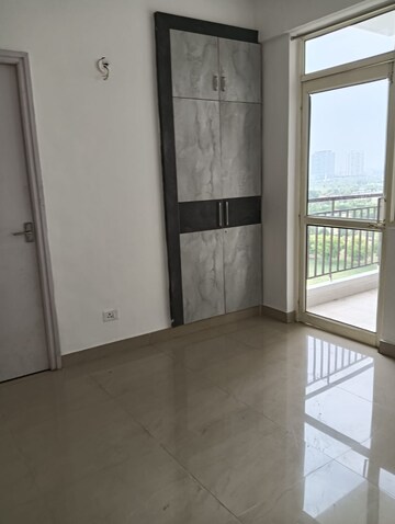Room in 2 BHK Apartment at Suncity Avenue 76, Sector 76 – for Rent