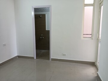 Room in 2 BHK Apartment at Suncity Avenue 76, Sector 76 – for Rent
