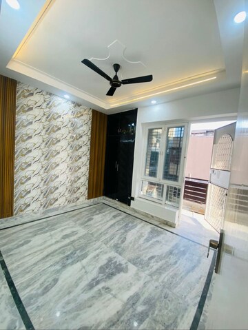 Room in 3 BHK Builder Floor at Green Fields Colony – for Rent