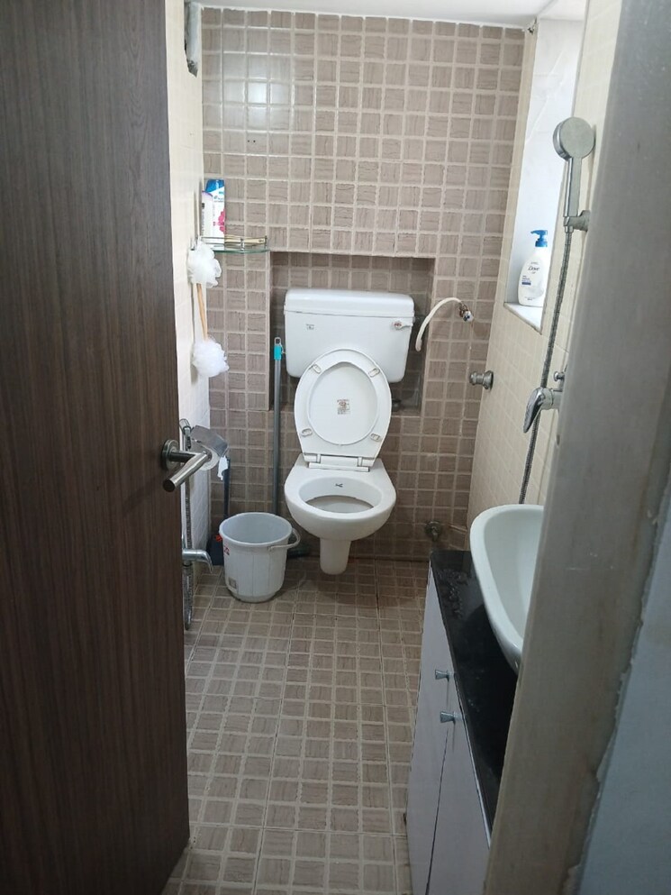 Bathroom, khar west 2 Bedroom 750 Sq.Ft. Apartment In Khar West Mumbai 8830444