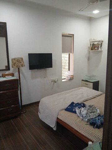 Bedroom in 2 BHK Apartment at Khar West – for Rent
