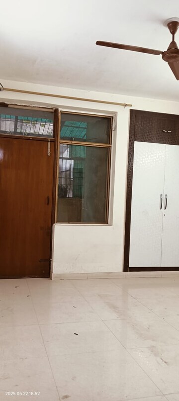 Room in 3.5 BHK Builder Floor at Ardee City, Sector 52 – for Rent