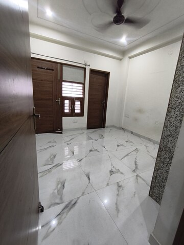 Room in 3 BHK Builder Floor at Shanti Vihar – for Rent