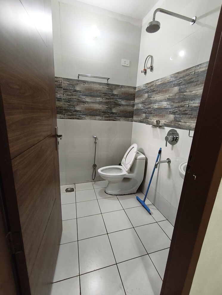 Bathroom, shanti vihar 3.5 Bedroom 1789 Sq.Ft. Builder Floor In Shanti Vihar Delhi 8830658