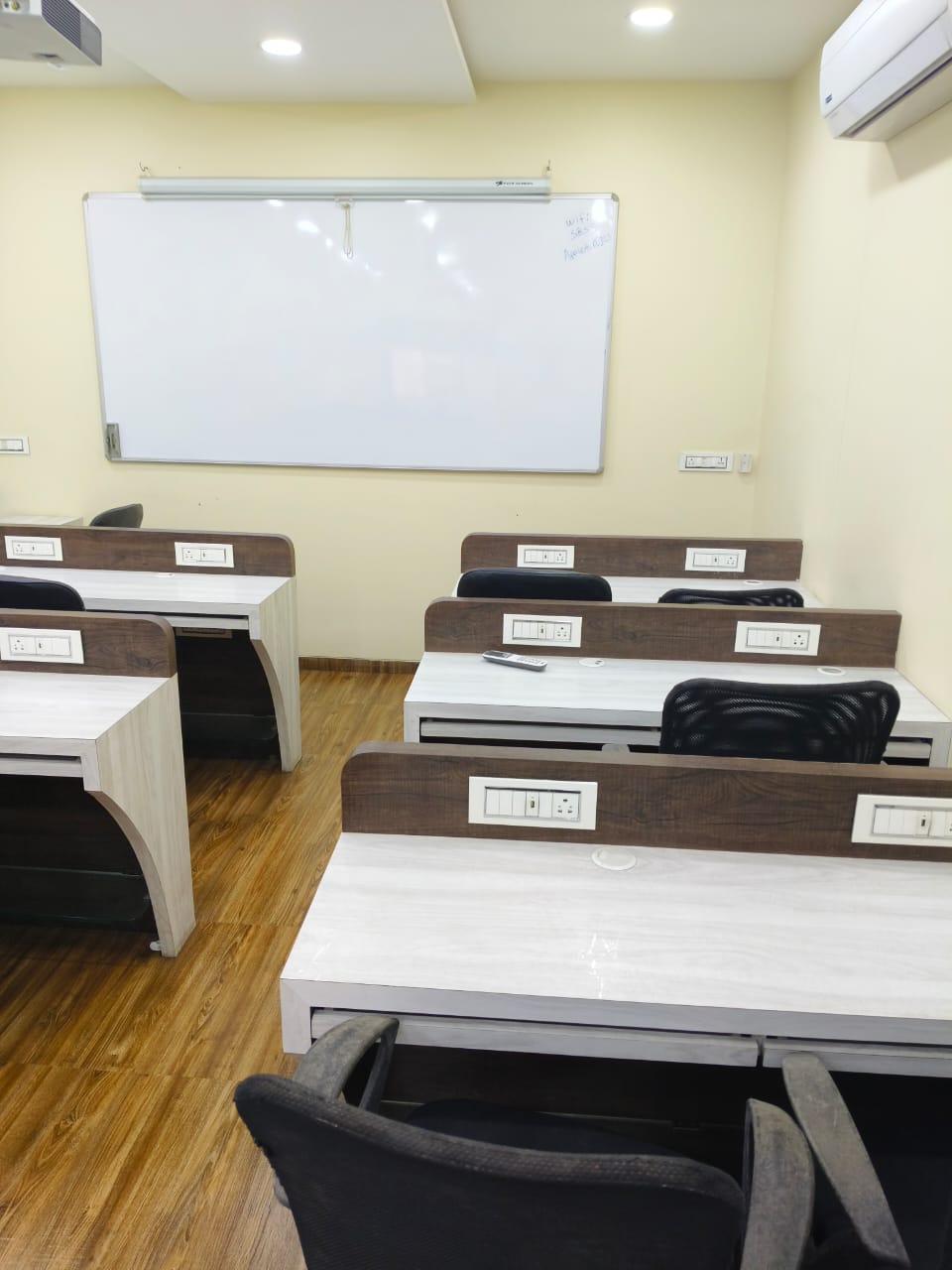 Office Space For Rent in Gundecha Onclave