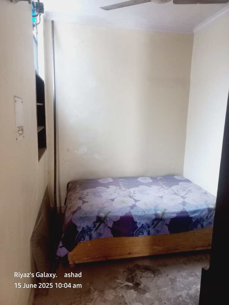 Room, sector 3 2.5 Bedroom 72 Sq.Yd. Apartment In Sector 3 Faridabad 8830612