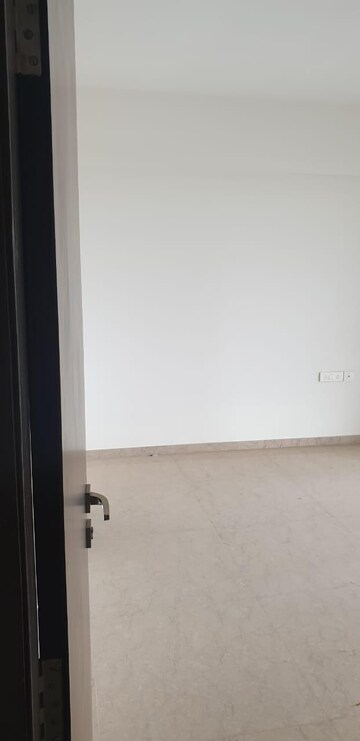 Room in 4 BHK Apartment at JP Decks, Goregaon East – for Sale