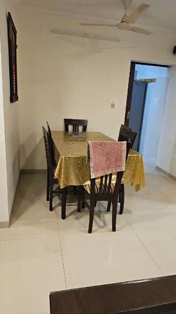 Room in 3 BHK Apartment at Khar West – for Rent
