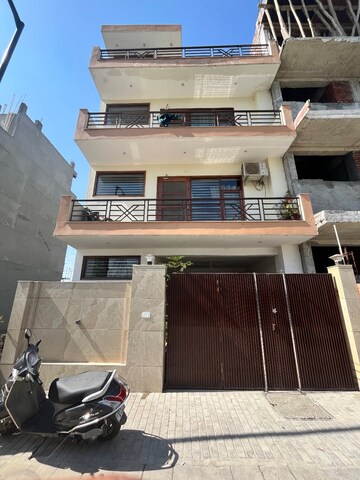 Team Area in 4 BHK Builder Floor at BPTP District Faridabad, Sector 81 – for Sale