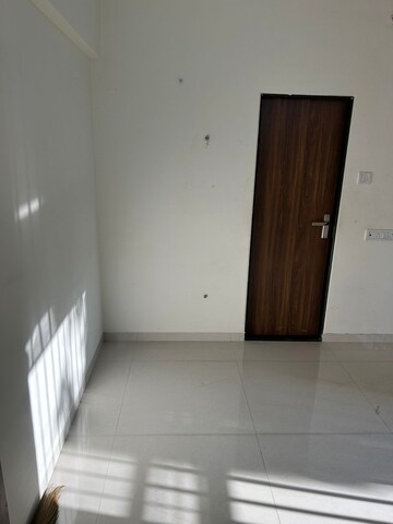 Room in 1 BHK Apartment at Kandivali West – for Sale